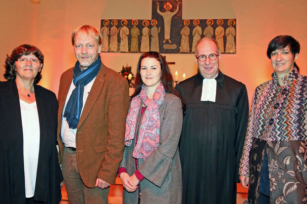 Die Sänger Elisabeth und Georg Plümpe, Pianistin Valentina Wekesser, Pfarrer Christian Klein und die stellvertretende Vorsitzende des Presbyteriums Eva Bernais (von links) nach dem Abendgottesdienst am vergangenen Sonntag FOTO: ANDREAS DUNKER