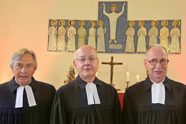 Superintendent Alfred Hammer vom Kirchenkreis Arnsberg zusammen mit den beiden Pfarrern Ernst Pallmann und Dr. Christian Klein (von links) FOTO: ANDREAS DUNKER