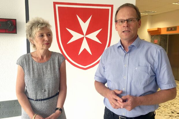 Regierungspräsidentin Diana Ewert (SPD) aus Arnsberg zusammen mit Wickedes Bürgermeister Dr. Martin Michalzik (CDU) in der ZUE in Wimbern. ARCHIVFOTO: ANDREAS DUNKER