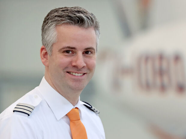 Fabian Schnatmann (35) ist seit Dezember 2013 als Pilot in der OBO-Flugbereitschaft tätig. Zudem hat er zum 1. Januar 2019 offiziell die Funktion des Betriebsleiters von Klaus Schäfer übernommen, der aus Altersgründen aus dieser Position ausgeschieden ist. Schnatmann kennt den Arnsberger Verkehrslandeplatz bereits seit seiner Zeit als Schüler auf dem Segelflugplatz in Menden-Barge, der in Sichtweite des Arnsberger Flugplatzes liegt und den Segelflugschülern auch für Lande- und Start-Übungen mit dem vereinseigenen Motorsegler dient. 2005 begann er dann seine Ausbildung im Motorflug auf dem Verkehrslandeplatz in Voßwinkel. ARCHIVFOTO: ANDREAS DUNKER Fabian Schnatmann (35) ist seit Dezember 2013 als Pilot in der OBO-Flugbereitschaft tätig. Zudem hat er zum 1. Januar 2019 offiziell die Funktion des Betriebsleiters von Klaus Schäfer übernommen, der aus Altersgründen aus dieser Position ausgeschieden ist. Schnatmann kennt den Arnsberger Verkehrslandeplatz bereits seit seiner Zeit als Schüler auf dem Segelflugplatz in Menden-Barge, der in Sichtweite des Arnsberger Flugplatzes liegt und den Segelflugschülern auch für Lande- und Start-Übungen mit dem vereinseigenen Motorsegler dient. 2005 begann er dann seine Ausbildung im Motorflug auf dem Verkehrslandeplatz in Voßwinkel. ARCHIVFOTO: ANDREAS DUNKER