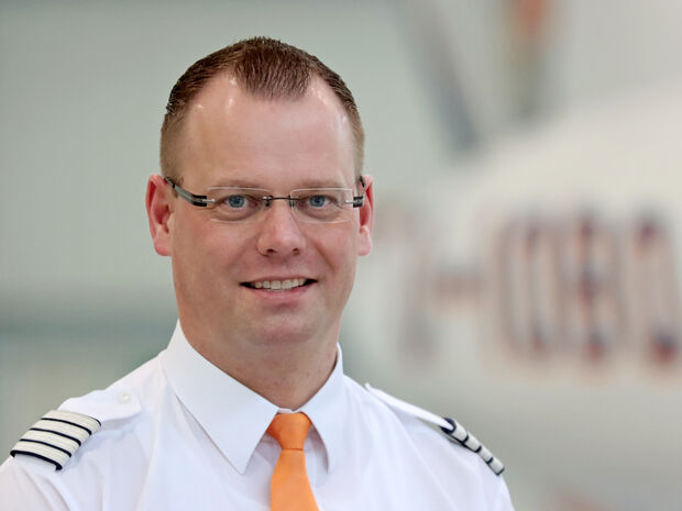Ingo Reinert (43) aus Menden-Oesbern ist seit 1999 als Chefpilot und Leiter des OBO-Flugbetriebes sowie seit 2018 als Bereichsleiter für die OBO-Flugbereitschaft und den Flugplatz Arnsberg-Menden (FAM) verantwortlich. Bereits seit seinem 17. Lebensjahr hat er eine innige Beziehung zu dem Verkehrslandeplatz in Voßwinkel. Denn damals erwarb er als Flugschüler des Luftsportclubs (LSC) Arnsberg dort die Pilotenlizenz. Zudem war er seit 1994 als Platzwart und Flugleiter auf dem kleinen Nahverkehrsflugplatz beschäftigt. Ursprünglich stammt Reinert übrigens aus Ense-Parsit. ARCHIVFOTO: ANDREAS DUNKER Ingo Reinert (43) aus Menden-Oesbern ist seit 1999 als Chefpilot und Leiter des OBO-Flugbetriebes sowie seit 2018 als Bereichsleiter für die OBO-Flugbereitschaft und den Flugplatz Arnsberg-Menden (FAM) verantwortlich. Bereits seit seinem 17. Lebensjahr hat er eine innige Beziehung zu dem Verkehrslandeplatz in Voßwinkel. Denn damals erwarb er als Flugschüler des Luftsportclubs (LSC) Arnsberg dort die Pilotenlizenz. Zudem war er seit 1994 als Platzwart und Flugleiter auf dem kleinen Nahverkehrsflugplatz beschäftigt. Ursprünglich stammt Reinert übrigens aus Ense-Parsit. ARCHIVFOTO: ANDREAS DUNKER
