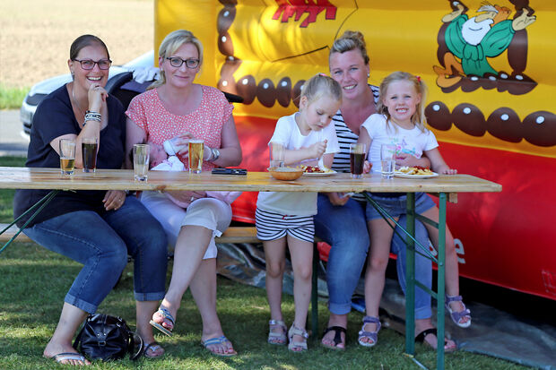 Ein Plätzchen im Schatten war beim FSG-Familienfest am sonnigen Samstag auf dem Bolzplatz angenehm. FOTO: ANDREAS DUNKER