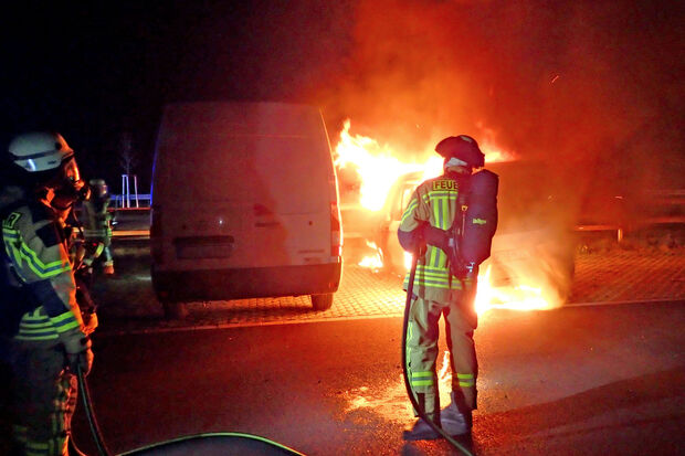 Die Werler Feuerwehr beim Löschen des Wohnmobils auf dem Pendlerparkplatz an der A 445 FOTO: FREIWILLIGE FEUERWEHR WERL