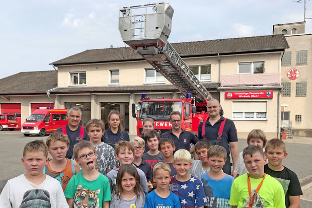 Besuch der Kinder in den Sommerferien bei der Freiwilligen Feuerwehr der Gemeinde Wickede (Ruhr) ARCHIVFOTO: ANDREAS DUNKER