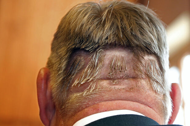 Getränkeoffizier Heinz-Jürgen Meyer hatte sich zum Jubiläum von einem Neheimer Frisör eine "200" in seine Haare schneiden lassen. FOTO: ANDREAS DUNKER