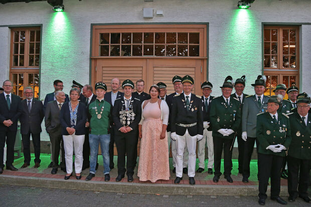 Die Echthausener Regenten, Festredner und andere Gäste verfolgten das traditionelle musikalische Schauspiel beim "Großen Zapfenstreich". FOTO: ANDREAS DUNKER