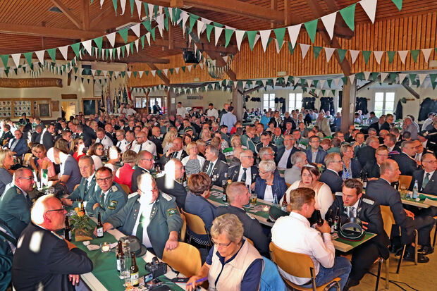 Die voll besetzte Gemeindehalle mit rund 500 Besuchern. Mit dabei: das Echthausener Königspaar Timo Eickenbusch und Tanja Sczesny sowie Jungschützenkönig Louis Eickenbusch. FOTO: ANDREAS DUNKER