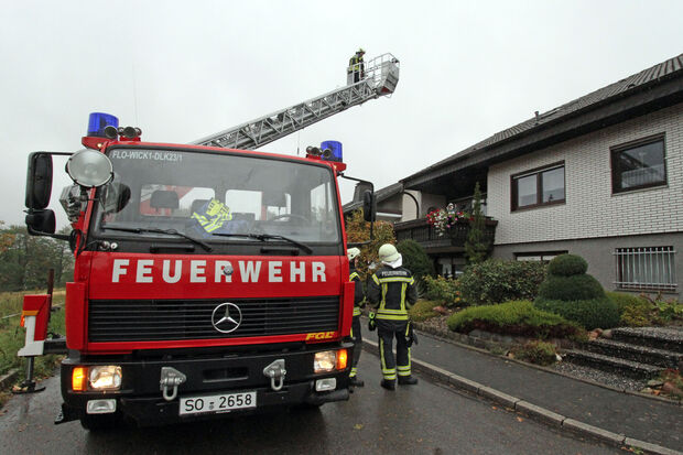 Die Feuerwehr kontrollierte das Wohnhaus am Haselweg 13 in Wickede nach dem Kaminbrand auf weitere Glutnester. Unter anderem kam dabei die Drehleiter zum Einsatz. FOTO: ANDREAS DUNKER