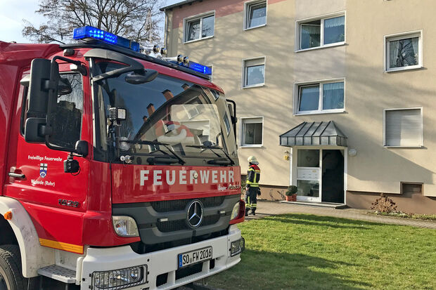 Feuerwehr-Einsatz am heutigen Sonntagvormittag in einer Wohnung in einem Mehrfamilien-Mietshaus, Im Ohl 12, in Wickede FOTO: ANDREAS DUNKER