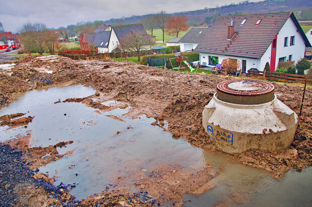 Vor dem kleinen Erddamm am unteren Ende des Erschließungsgebiets sammelte sich das Oberflächenwasser. FOTO: ANDREAS DUNKER