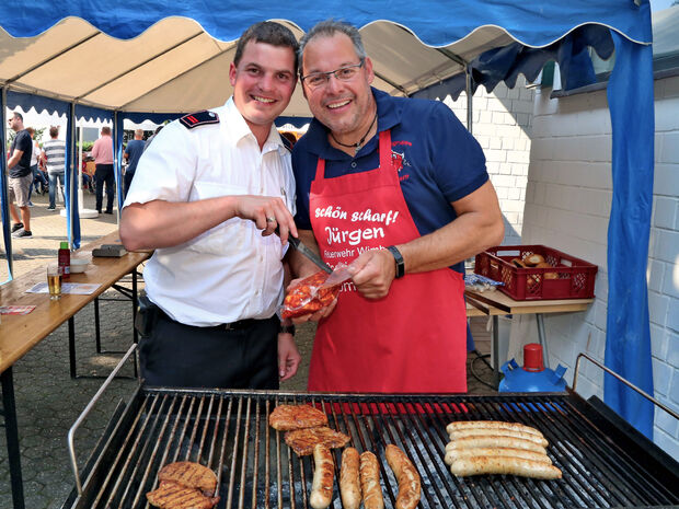 Wimberns Löschgruppen-Leiter Julian Kirch (links) bei Feuerwehrmann Jürgen Stöger am Grill FOTO: ANDREAS DUNKER