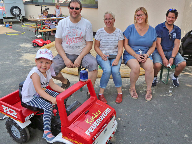 Für die Kinder gab es beim Feuerwehr-Fest an der Schützenhalle in Wimbern ein großes Angebot an Spielgeräten und -fahrzeugen. FOTO: ANDREAS DUNKER