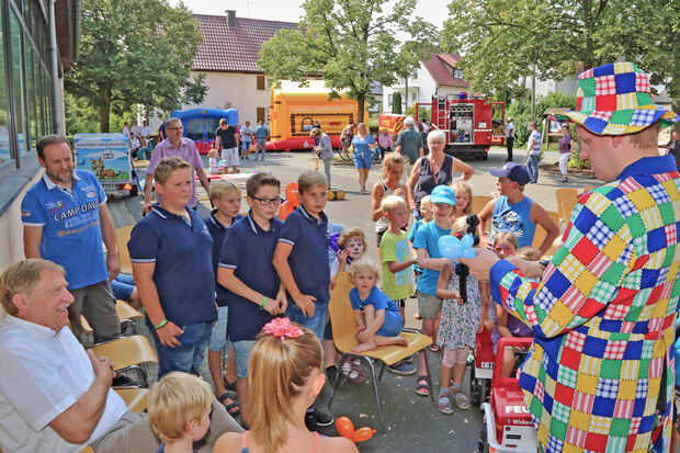 Nach seiner Zauber- und Jonglage-Show machte der Werler Unterhaltungskünstler Johannes Langschmidt auch Luftballon-Figuren für die Kinder. FOTO; ANDREAS DUNKER