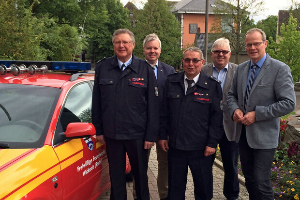 Nach der erneuten Ernennung (von links): Stellvertretender Wehrführer Herbert Schreiber, der Feuerwehr-Sachbearbeiter Meinolf Stromberg, Wehrführer Georg Ptacek, Fachbereichsleiter Jürgen Schlautmann und Bürgermeister Dr. Martin Michalzik (CDU) FOTO: GEMEINDE WICKEDE (RUHR)