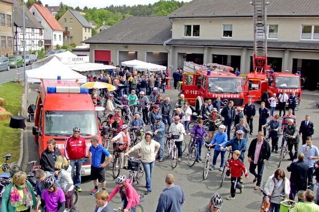 Reger Besuch beim "Tag der offenen Tür" am Gerätehaus des Wickeder Löschzuges FOTO: THOMAS HAUSCHULTE