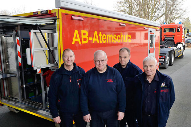 Das Team der zentralen Verbund-Atemschutzwerkstatt im Rettungszentrum des Kreises vor dem Abrollbehälter Atemschutz von links: Detlef Hertwig, Michael Rahmann, Hendrik Rose und Klaus-Dieter Klingspohn. FOTO: WILHELM MÜSCHENBORN / KREIS SOEST