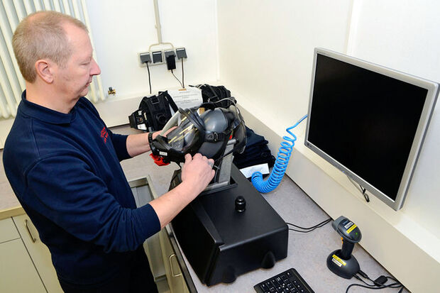 Dieser Kopf hilft den Mitarbeitern zu prüfen, ob die Vollmasken dicht sind. FOTO: WILHELM MÜSCHENBORN / KREIS SOEST