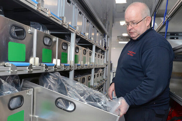 In den Regalwänden im Inneren des Abrollbehälters sind 48 Atemschutzgeräte verlastet. FOTO: WILHELM MÜSCHENBORN / KREIS SOEST