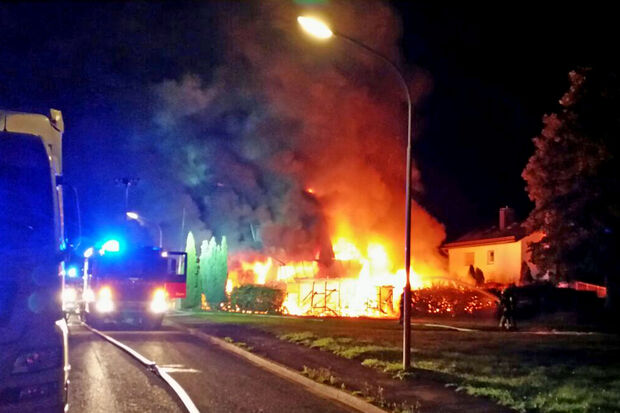Die Flammen drohten auch auf ein Nachbarhaus überzugreifen (rechts) FOTO: FEUERWEHR