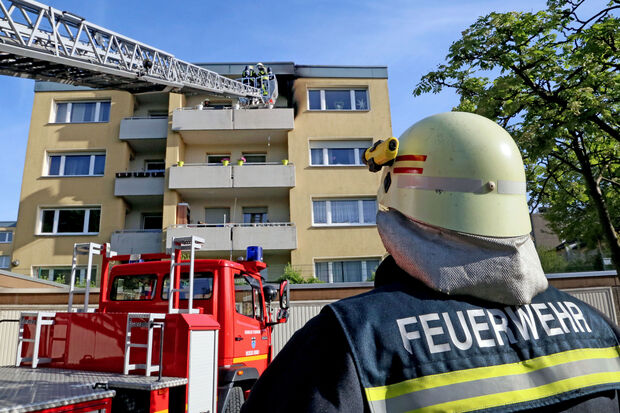 Feuerwehr-Einsatz mit froßer Drehleiter beim Brand eines Mehrfamilienhauses an der Eichenstraße in Wickede FOTO: ANDREAS DUNKER