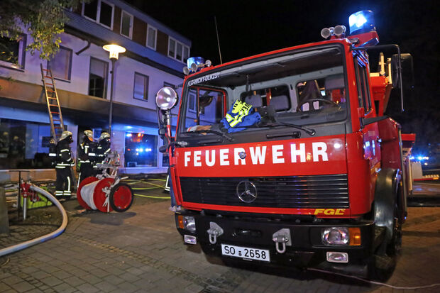 Von außen kaum sichtbar: der Brand im Eingang und Treppenhaus zum Wohnungsbereich des Einrichtungshauses Hartmann an der Kirchstraße 21 in Wickede. Im Flur schlugen den Feuerwehrleuten bei ihrem Eintreffen allerdings die Flammen entgegen und drei Personen mussten per Drehleiter gerettet werden. FOTO: ANDREAS DUNKER