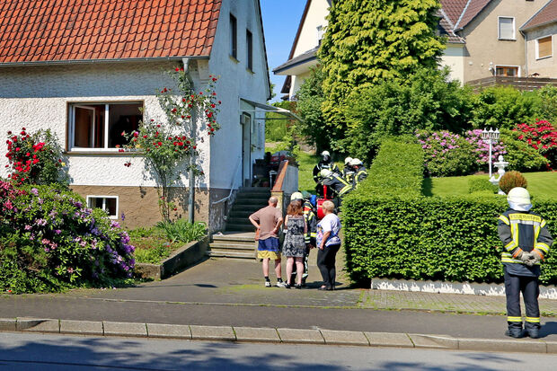 Die Bewohner hatten das Haus verlassen. Die Feuerwehr suchte im Gebäude nach der Ursache für den Alarm des CO-Melders. FOTO: ANDREAS DUNKER