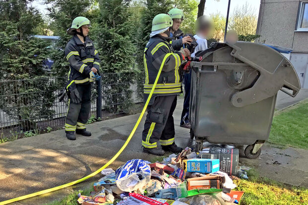 Aus diesem Müllcontainer am Hochhaus an der Fichtenstraße qualmte es. Die Feuerwehr war schnell vor Ort. FOTO: ANDREAS DUNKER