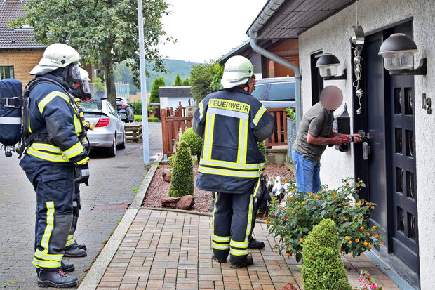 Der Fachmann eines örtlichen Schlüsseldienstes bohrte im Auftrag der Feuerwehr das Sicherheitsschloss der Eingangstür des Einfamilienhauses am Georg-Nellius-Weg in Wickede auf. FOTO: ANDREAS DUNKER