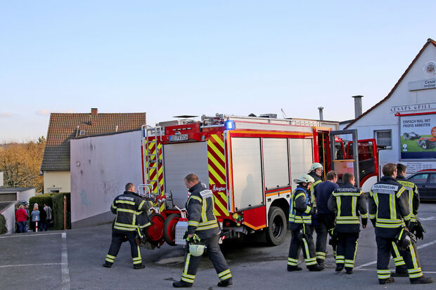 Heckenbrand durch Abflämmen von Unkraut verursacht Feuerwehr-Einsatz an der Hauptstraße in Wickede. FOTO: ANDREAS DUNKER