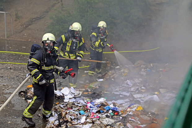 Die Feuerwehr war mit zwei Dutzend ehrenamtlichen Kräften im Löscheinsatz. Darunter auch mehrere Atemschutzträger, die sich mit Masken und Sauerstoffflaschen vor dem giftigen Qualm schützten. FOTO: ANDREAS DUNKER
