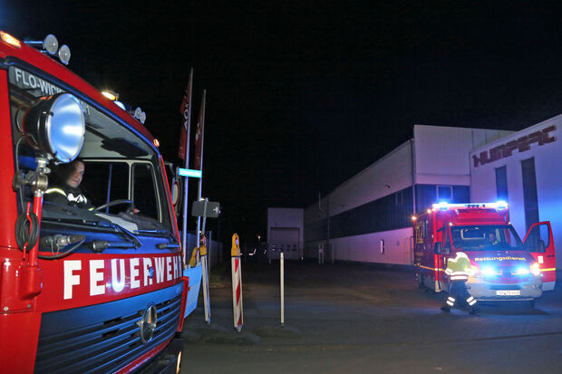Nächtlicher Einsatz von Feuerwehr und Rettungsdienst am Industriebetrieb Humpert an der Erlenstraße in Wickede FOTO: ANDREAS DUNKER