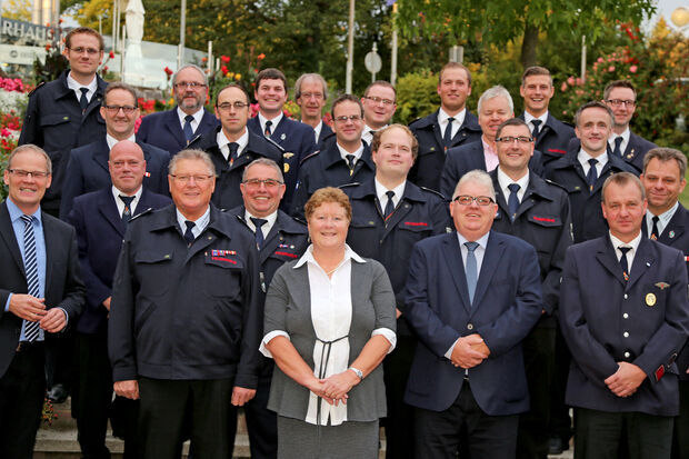 An der Abschiedsfeier für Herbert Schreiber nahmen die Zug- und Gruppenführer der Freiwilligen Feuerwehr sowie Behördenvertreter aus dem Rathaus der Gemeinde Wickede (Ruhr) teil. Mit dabei auch Elisabeth Schmitte, die Frau von Herbert Schreiber. FOTO: ANDREAS DUNKER