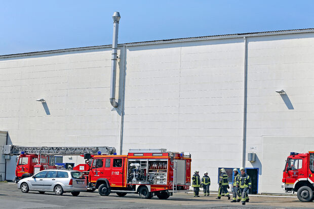 Feuerwehr-Einsatzfahrzeuge vor der WPW-Produktionshalle FOTO: ANDREAS DUNKER