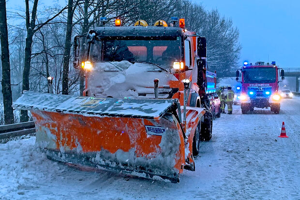 Auf der Werler Autobahn fuhr ein Pkw auf ein Räum-und-Streu-Fahrzeug des Winterdienstes der Straßenmeisterei auf. Polizei, Rettungsdienst und Feuerwehr rückten zu dem Verkehrsunfall aus. FOTO: FEUERWEHR WERL