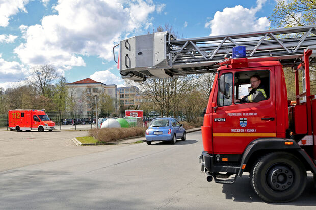 Die Feuerwehr vor der ZUE in Wimbern ARCHIVFOTO: ANDREAS DUNKER