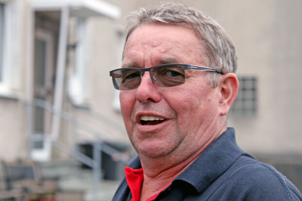 … und Feuerwehrleiter Georg Ptacek, der mit dem Fotografen im Drehleiterkorb zusammen nach oben fuhr und deshalb nicht mit auf das Gruppenbild kam. FOTOS: ANDREAS DUNKER