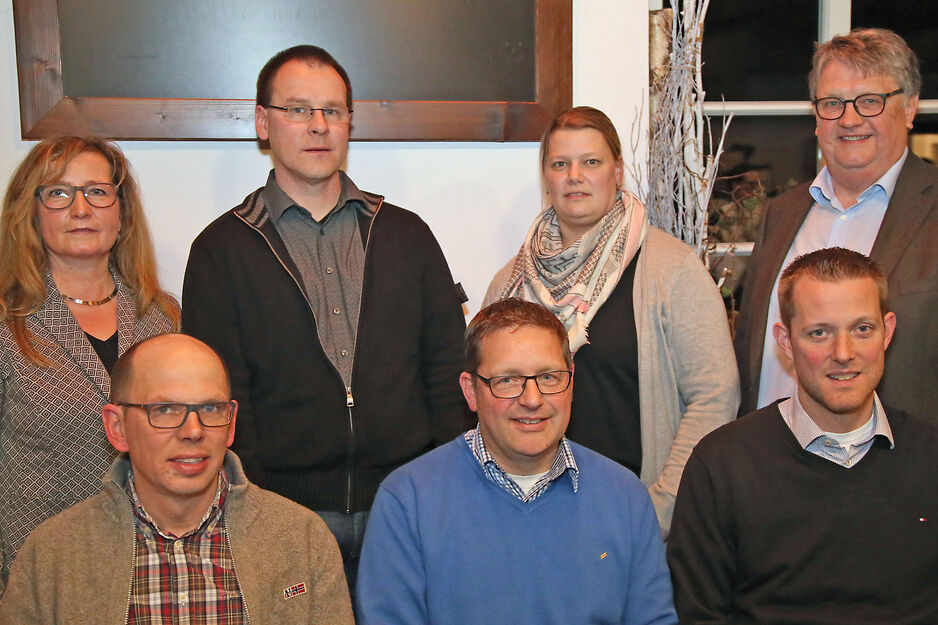 Geschäftsführender Vorstand und  gewählte Beiratsmitglieder des Fördervereins Dorf Wiehagen zusammen mit dem neuen Ehrenmitglied der Gemeinschaft (2017) – Vordere Reihe, von links: Zweiter Vorsitzender Frank Baumüller, Kassierer Heinz-Bernd Luig und Erster Vorsitzender Markus Wrede – Hintere Reihe, von links: Schriftführerin Gabriele Kub sowie die Beisitzer Ulrich Moors und Donata Vielhaber sowie das neue Ehrenmitglied Alphons Hollmann ARCHIVFOTO: ANDREAS DUNKER