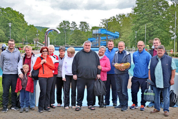 Bürgermeister Dr. Martin Michalzik (4. von rechts) begrüßte die ersten Gäste des Freibades in dieser Saison am heutigen  1. Mai am Beckenrand. Mit dabei: die Schwimmmeister Michael Scheffler (3. von rechts) und Manuel Brasautzki (5. von rechts) FOTO: ANDREAS DUNKER