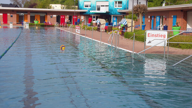Blick ins Freibad am Samstagmorgen kurz nach der Saison-Eröffnung FOTO: ANDREAS DUNKER