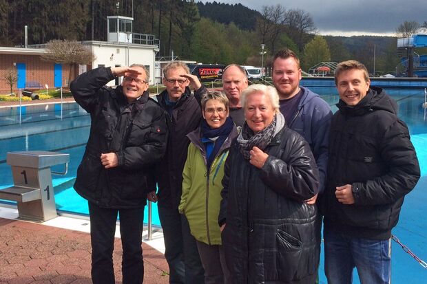 Bürgermeister Dr. Martin Michalzik (links) zusammen mit dem Freibad-Team: Annette Herden und Petra Obal (vordere Reihe, von links) sowie Michael Scheffler, Wolfgang Menke, Manuel  Brasautzki und Marian Bäcker  (hintere Reihe) FOTO: GEMEINDE WICKEDE (RUHR)