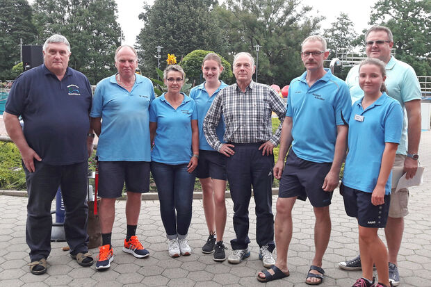 Der Freibadförderverein (FFV) bedankte sich kürzlich im Rahmen der Moonlight-Party beim Freibad-Team für die Saison 2017 (von links): Stellvertretender FFV-Vorsitzender Werner Mischke, Schwimmmeister Wolfgang Menke, Kassiererin Annette Herden, Saisonkraft Kim-Nele Augustini, FFH-Kassierer Gisbert Heimann, Freibad-Chef Michael Scheffler, Saisonkraft Anna-Lisa Schulte und FFH-Vorsitzender Ralf Hettwer (FFV). Nicht im Bild: Schwimmmeister Manuel Brasautzki und Saisonkraft Leah Wolf vom Freibad-Team. FOTO: GEMEINDE WICKEDE (RUHR)
