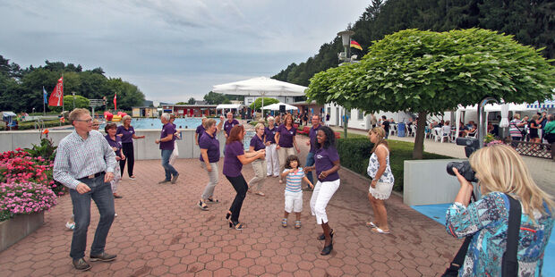 Tanz am Beckenrand im Wickeder Freibad FOTO: ANDREAS DUNKER