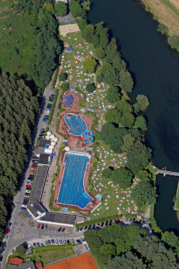 Das kommunale Freibad mit seinen Liegewiesen an der Ruhr LUFTBILD: ANDREAS DUNKER