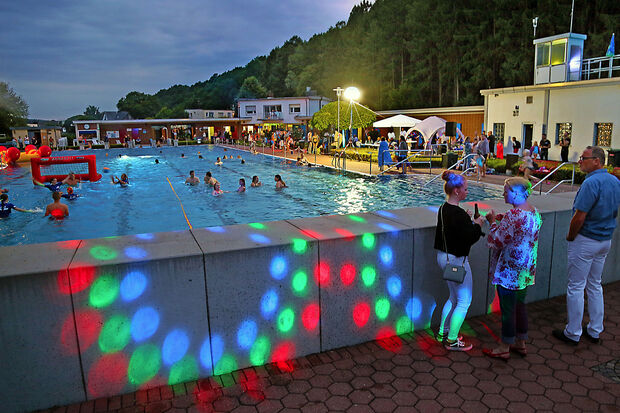 Moonlight-Party im Freibad in Wickede FOTO: ANDREAS DUNKER