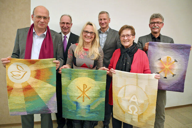 Der Vorstand des Fördervereins der evangelischen Kirchengemeinde mit Paramenten-Mustern (von links): Schriftführer Ulrich Gülde, Pfarrer Dr. Christian Klein (nicht im Vorstand), stellvertretende Vorsitzende Delia Heck, Vorsitzender Dr. Martin Kurpjoweit, stellvertretende Kassiererin Ellinor Schilling und Kassierer Eberhard Stiller ARCHIVFOTO: ANDREAS DUNKER