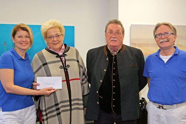 Zahnärztin Marta Dinstak mit Ingrid und Karl-Heinz Wix von der Kinderkrebsfürsorge Wickede sowie Dr. Clemens Frigge (von links) FOTO: CARINA WESTERWELLE