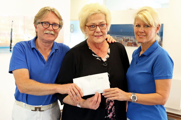 Die Zahnärzte Dr. Clemens Frigge (links) und Marta Dinstak (rechts) mit Ingrid Wix (Mitte) von der „Kinderkrebsfürsorge Wickede (Ruhr)“ bei der Spendenübergabe. FOTO: ANDREAS DUNKER