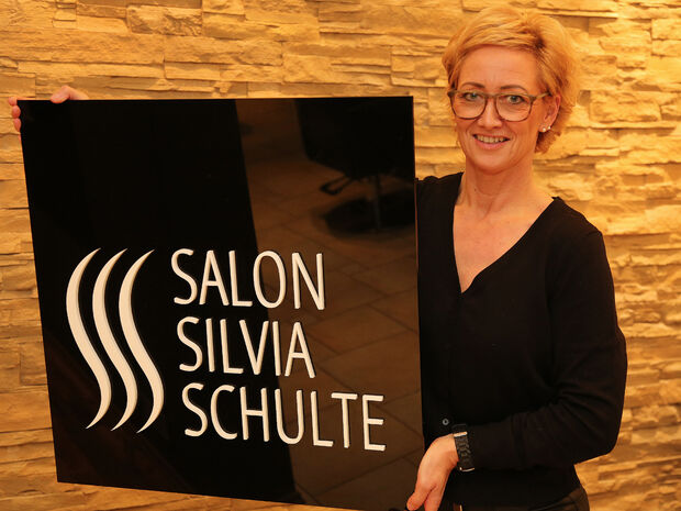 Silvia Schulte (52) hat den Friseursalon ihres verstorbenen Ehemannes Michael Schulte übernommen und firmiert nun nicht mehr unter "Talking Heads". FOTO: ANDREAS DUNKER 