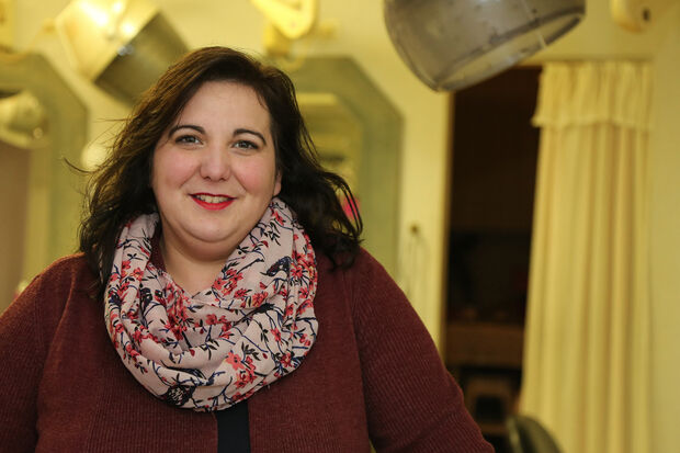 Friseurmeisterin Maribel Pinheiro (38) hat zum Jahreswechsel den "Salon Hoffmann" an der Hauptstraße in Wickede übernommen. FOTO: ANDREAS DUNKER