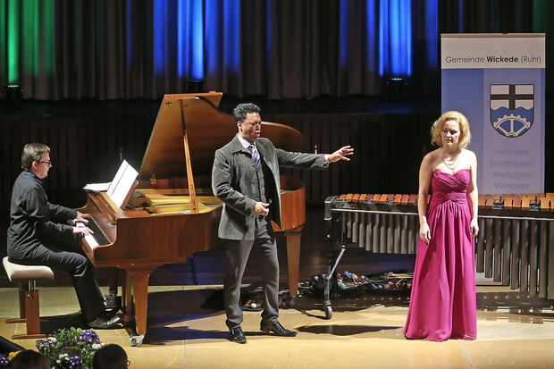 Musiker Andrey Doynokov als Pianist am Klavier, der Wickeder Tenor-Sänger Matthew Overmeyer und seine Kollegin Nina Andreeva (von links) FOTO: ANDREAS DUNKER